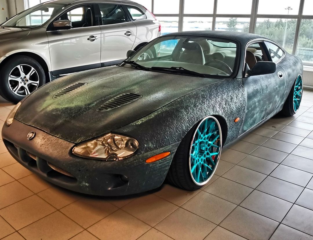 Забавный Jaguar XKR  2000 г.в.